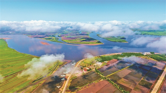 美丽江城烟波浩渺。