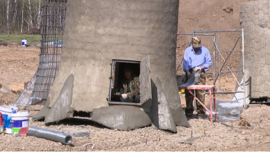 图为工人正在建设动物乐园中的熊屋。记者 兰天 摄