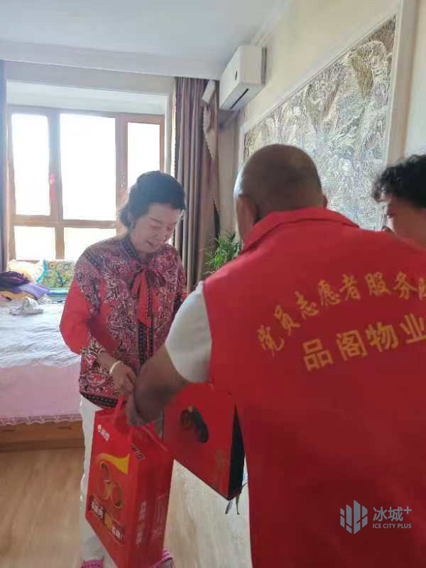 品閣小區開展“紅色物業迎國慶 溫暖服務送上門”的活動