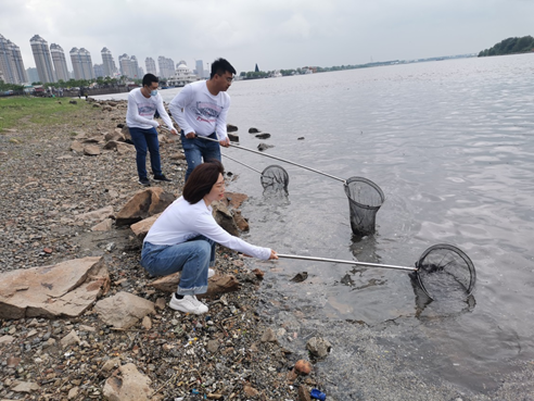 图片3:环保志愿者们在松花江边清理河道垃圾