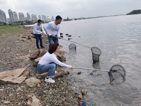 图片3：环保志愿者们在松花江边清理河道垃圾