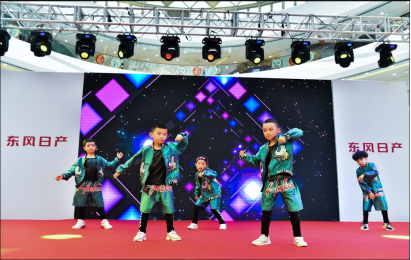 魔术和街舞表演为品鉴会增添色彩