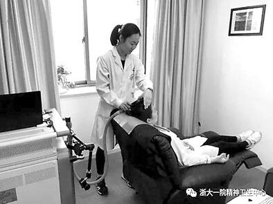 浙大一院精神卫生医生正在使用的就是物理干预治疗(rTMS)的仪器