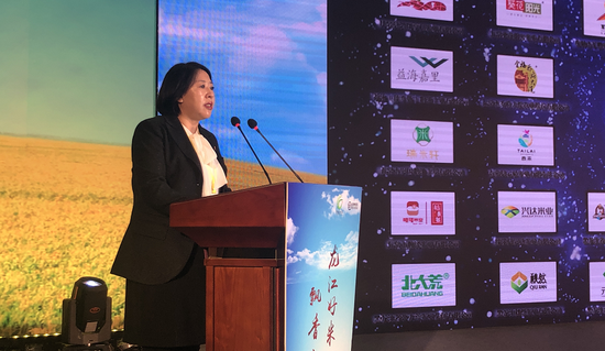 黑龙江东禾集团有限公司总经理杨晓萍代表黑龙江米企宣布承诺书