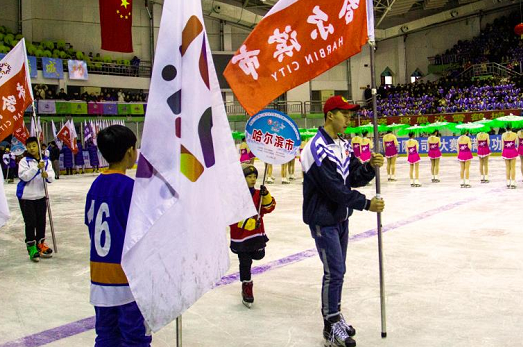 小学组冰球比赛精彩瞬间