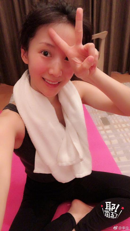 李念素颜出镜手比V字