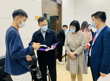 学校领导与用人单位和毕业生交流