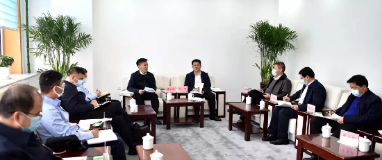 赵励军,吴永久,张润华,绥化市政府秘书长李月峰参加论坛研讨