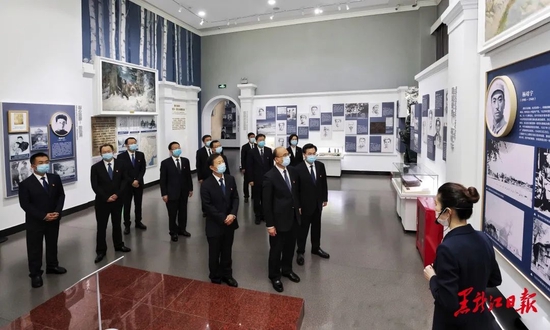 許勤和新一屆省委常委班子在東北烈士紀念館 “民族脊梁——楊靖宇”展區參觀。