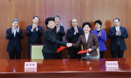 黑龙江省人民政府与教育部签署战略合作协议。
