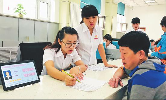 服务中心工作人员为群众办理社区事务。本报记者马智博摄