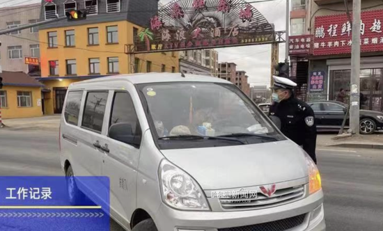 哈市交警持续严查送工车超员违法