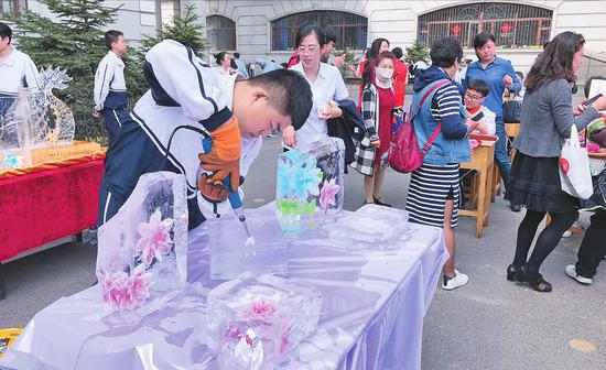 哈二职冰雪雕塑社团的学生在职教周活动上制作冰雕。本报记者刘莉摄