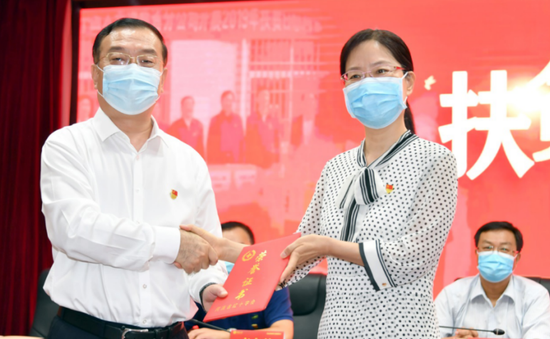 图:河南省红十字会万英副会长(右)向中国人寿河南省分公司朱海涛总经理(左)颁发捐赠证书