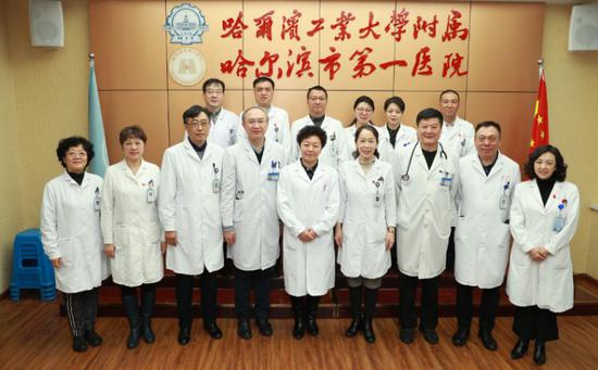 哈尔滨市第一医院开展除夕夜慰问值班人员送新