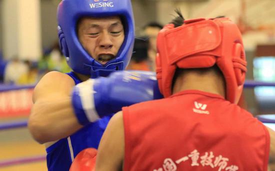 8月30日，黑龙江省第十四届运动会拳击项目决赛在大庆市体育运动学校落下帷幕。（摄影：张澍）