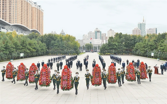 9月30日上午，省暨哈尔滨市烈士纪念日向英雄烈士敬献花篮仪式在哈尔滨举行。徐旭 黑龙江日报全媒体记者 邵国良摄