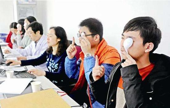 别戴隐形眼镜体检前禁食 南岗区高考生开始体检