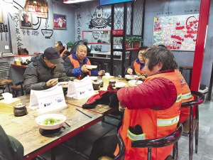 环卫工人正在吃面。