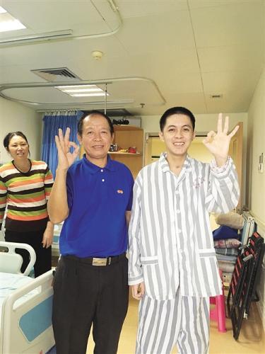 基本康复的阮庭玉和爷爷在病房里高兴地打出“OK”的手势 本报记者 凌剑伊 摄