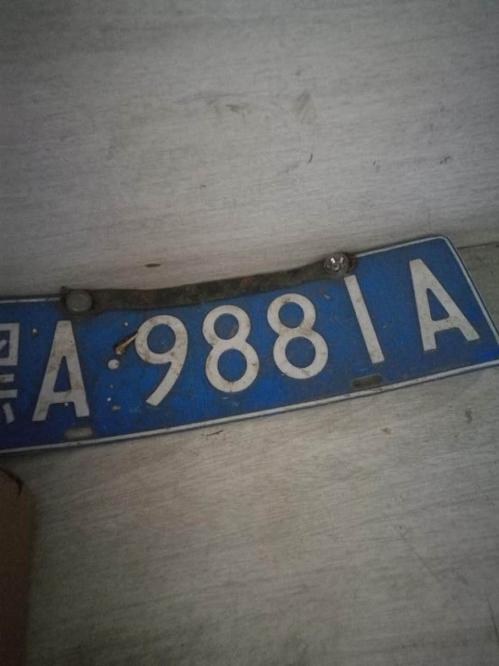 专掰好车车牌子 男子留微信向车主索要钱财