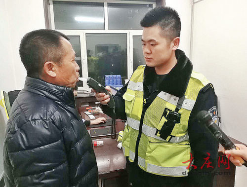 在交警支队龙凤大队，一名饮酒驾车的驾驶人正在接受酒精检测。