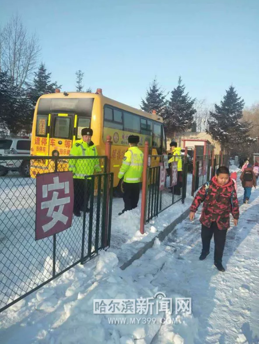 图为交警在路面上检查重点车辆