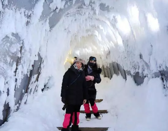 “雪龙洞”的壮观和美惊艳了大量前来旅游的国内外游客。