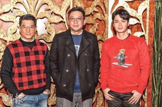 郭富城（左起）、导演郑保瑞及罗仲谦合作拍摄贺岁片，跟观众贺农历新年。