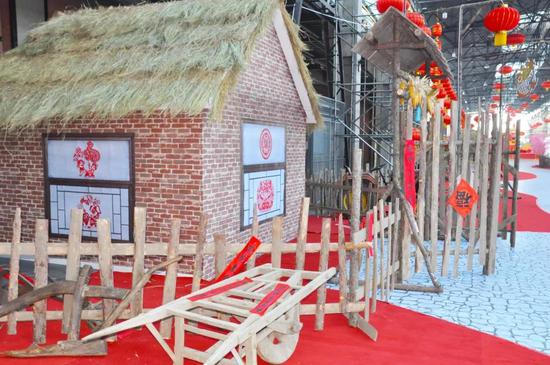 剪纸大师,现场表演 剪窗花、叠纸鹤、糊灯笼 当场传授传统剪纸绝活 消费满288即可领取窗花1张 (数量有限,送完即止) 2月8日-3月2日(小年-十五) 艺术港1F长廊 绝活捏糖人