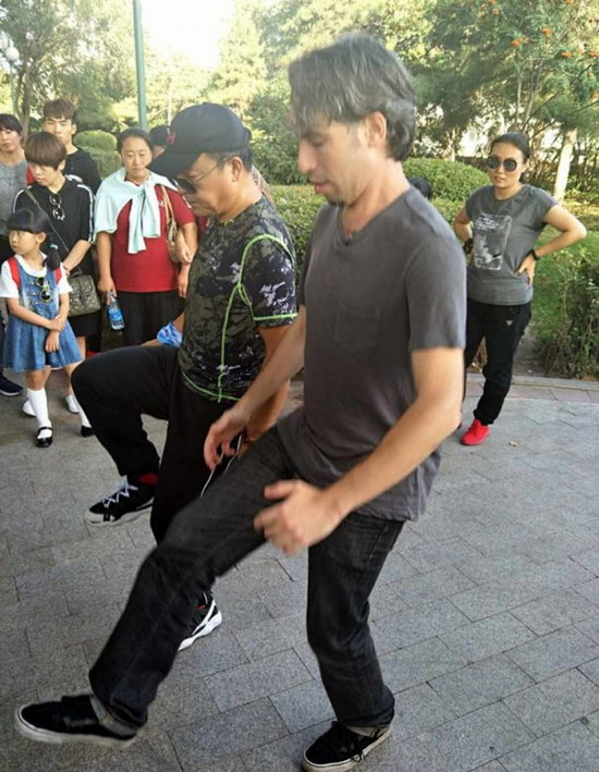 以色列小伙学东北话宣传哈尔滨 为感谢90年前