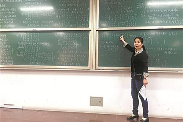 刘晓芬老师在上课。中国教育报 图