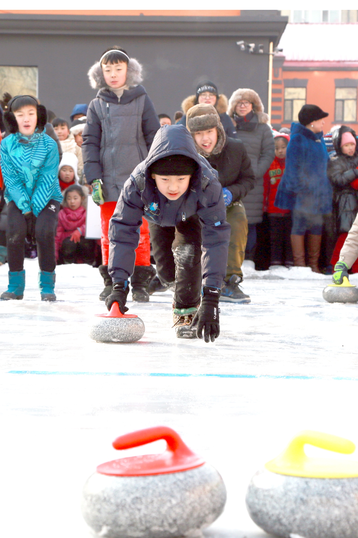 哈尔滨市团结小学首届冰雪体育节在校园内举行