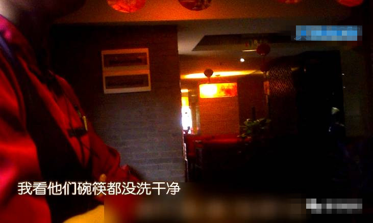 一些碗筷上还存在明显的污渍,看起来就让人作呕。但女员工表示,只要用力擦,是可以处理干净的。