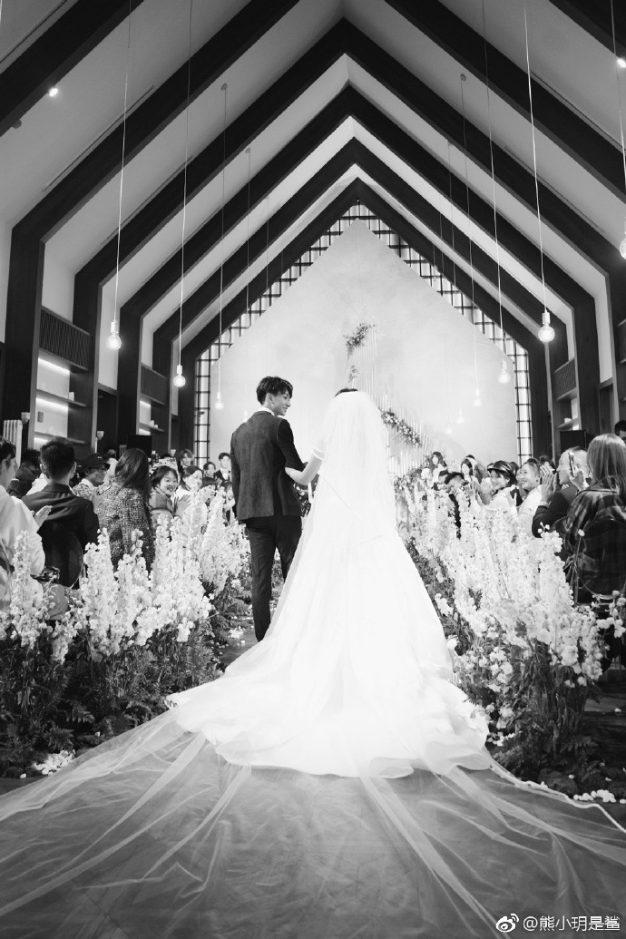 穿婚纱被抱_鞠婧祎穿婚纱的照片(2)