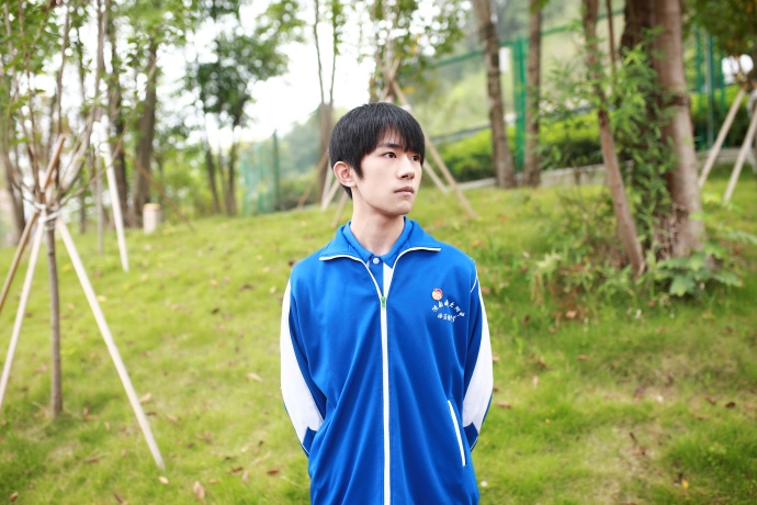 你觉得校服丑?看易烊千玺作为学生代表发言