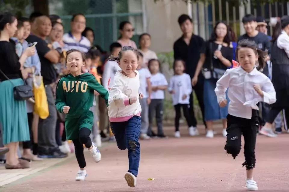 孩子们快乐奔跑（芦淞区何家坳小学供图）