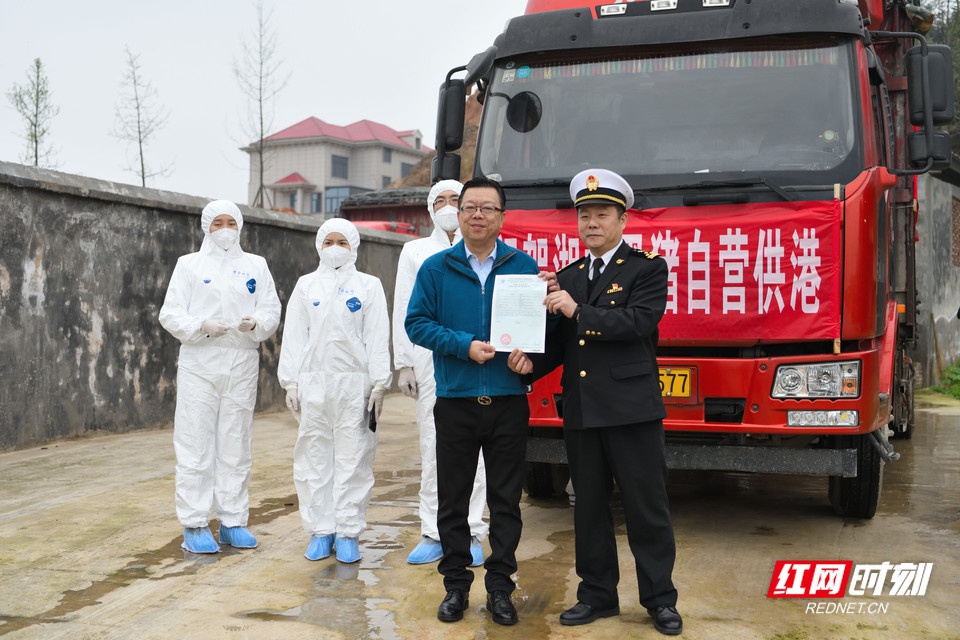 3月28日，60头黑猪经长沙海关所属娄底海关检疫合格后现场施封，启程运往香港。