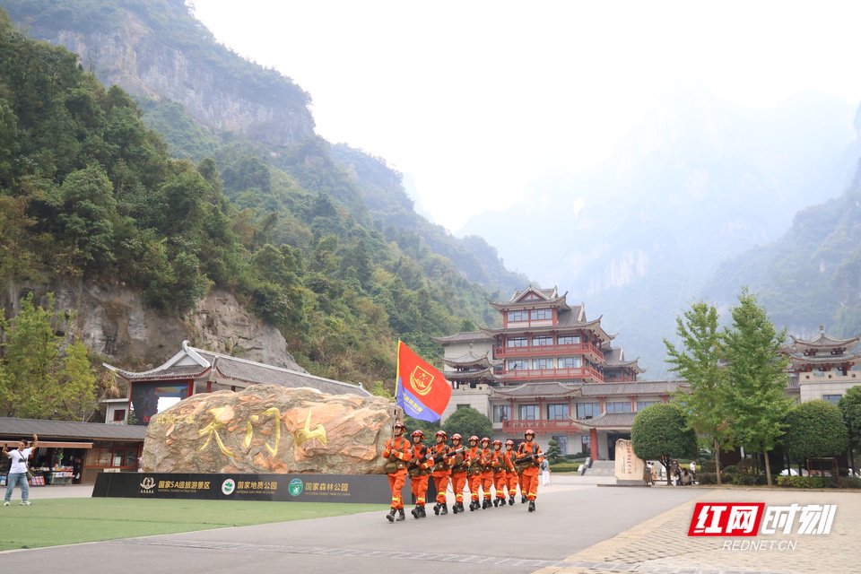 国家消防救援局湖南机动队伍组织60人10车在湘西开展“环湘”防火专项行动。