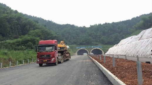    岳宁大道路基工程基本完成，预计8月份可实现主线通车。 记者 杨田风 摄