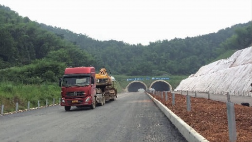 岳宁大道路基工程基本完成,预计8月份可实现主线通车。 记者 杨田风 摄