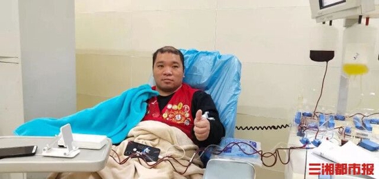 （郴州90后外卖骑手陈翔宇正在献血。受访者供图）