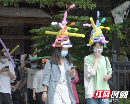 平江石牛寨景区为游客发放“一米帽”，防范游客聚集扎堆。