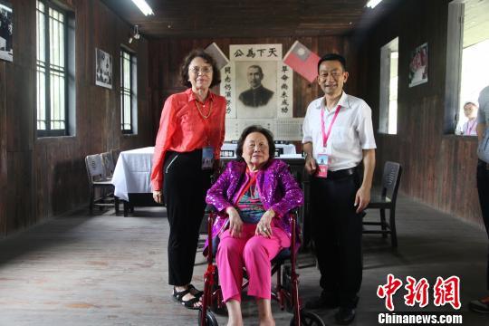 　2015年，陈香梅（中）与女儿陈美丽在受降典礼会场与吴建宏馆长合影。　张智勇 摄