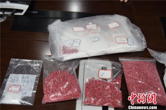 警方缴获的毒品 文坚 摄