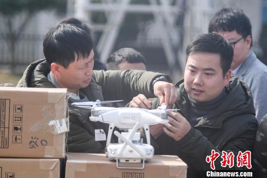 国家电网湖南电力公司的工作人员查看无人机。　杨华峰 摄