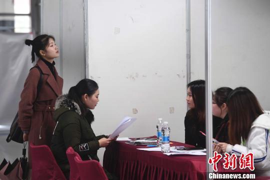 女性求职者正在面试。　杨华峰 摄