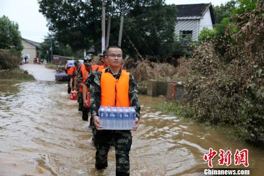 衡东抗洪现场“请战”退伍大学生封有为参与救援。　张东明 摄