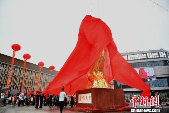 由国家一级美术师、中国资深雕塑家李学匠铸的“凤鸣天下”主题雕塑13日在湖南凤凰揭幕　张兴龙　摄