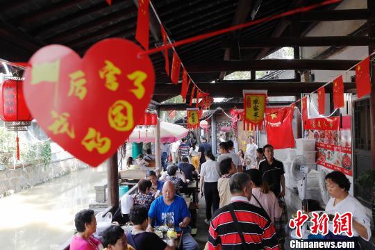 游客在上海新场古镇游玩。 殷立勤 摄